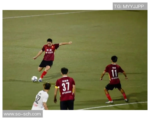 足球巨星同框合影大巴闪耀登场点燃球迷热情欢呼时刻 足球巨星同框合影大巴闪耀登场点燃球迷热情欢呼时刻