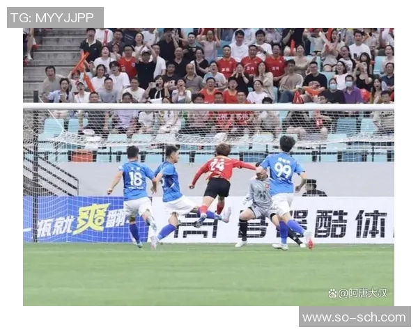 足球巨星震撼落地时刻全景绘制展现运动激情与力量之美 足球巨星震撼落地时刻全景绘制展现运动激情与力量之美